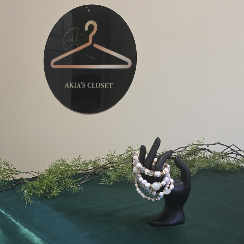 SHEIN Black Bracelet Holder with Pearl Accents